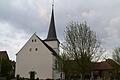 Rund um die Kirche in Kaltensondheim soll eine Drainage die Feuchtigkeit abhalten.