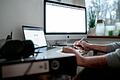Im Homeoffice       -  Trotz vieler Stunden im Homeoffice fühlen sich die meisten Beschäftigten nicht einsamer als im Büro.