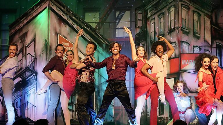 Schrilles, buntes Disco-Feeling gab es auf Einladung des „Neuschter Kulturzaubers“ mit dem jungen Musical-Ensemble von Saturday Night Fever. Schrilles, buntes Disco-Feeling gab es auf Einladung des „Neuschter Kulturzaubers“ mit dem jungen Musical-Ensemble von Saturday Night Fever.