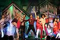 Schrilles, buntes Disco-Feeling gab es auf Einladung des &bdquo;Neuschter Kulturzaubers&ldquo; mit dem jungen Musical-Ensemble von Saturday Night Fever.