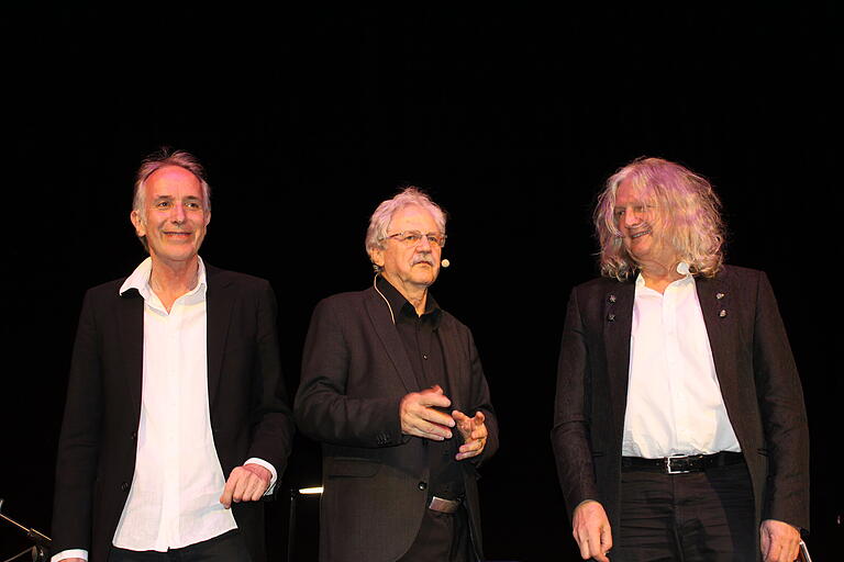 Das „schiefe Märchen-Trio“ mit dem Schriftsteller Paul Maar (Mitte) und den beiden Musikern Konrad Haas (links) und Wolfgang Stute (rechts). Das „schiefe Märchen-Trio“ mit dem Schriftsteller Paul Maar (Mitte) und den beiden Musikern Konrad Haas (links) und Wolfgang Stute (rechts).