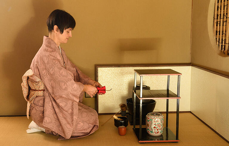 Barbara Lohoff zeigt in einem japanischen Teezimmer im Siebold-Museum in Würzburg Handgriffe der landestypischen Teezeremonie, die sehr entspannend wirken soll.