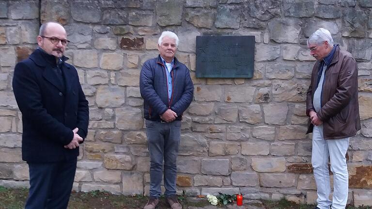 Bürgermeister René Schlehr, Ludwig Meder, Stadtrat und Vorstandsmitglied des Vereins Alt Prichsenstadt, und Wolf-Dieter Gutsch, Sprecher des Arbeitskreises “Stolpersteine - Erinnern und Gedenken” vor der Gedenktafel für die ehemaligen jüdischen Mitbürger der Stadt.