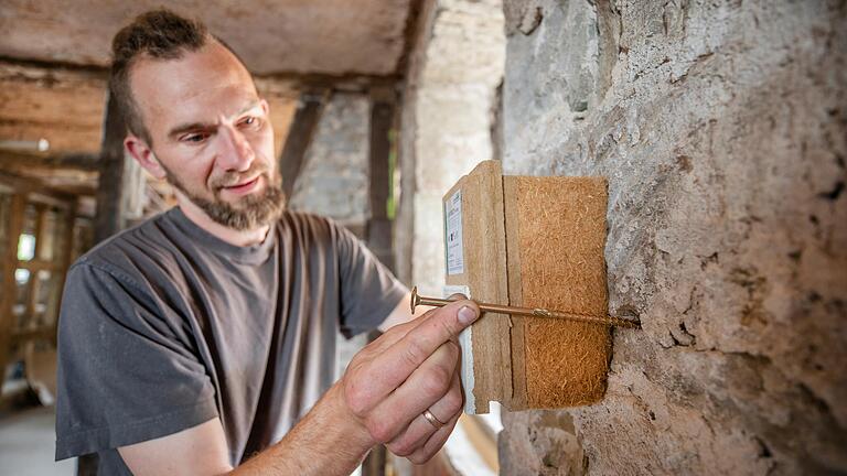 Christoh Jörg präsentiert einen Holzfaserdämmeelement für die zukünftige Dämmung im Erdgeschoß. Es fehlen noch Dübel und Dämmplattenhalter. Christoh Jörg präsentiert einen Holzfaserdämmeelement für die zukünftige Dämmung im Erdgeschoß. Es fehlen noch Dübel und Dämmplattenhalter.
