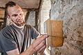 Christoh Jörg präsentiert einen Holzfaserdämmeelement für die zukünftige Dämmung im Erdgeschoß. Es fehlen noch Dübel und Dämmplattenhalter.