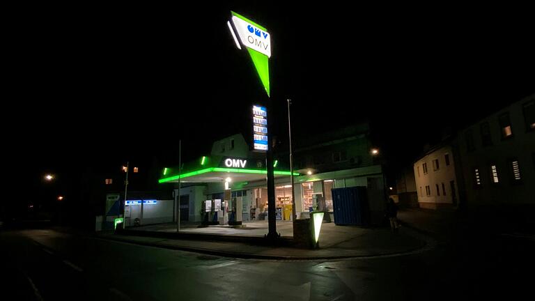 Noch leuchtet die Tankstelle in der Frankfurter Straße in Gemünden in den Farben von OMV. Das soll sich jedoch bald ändern.