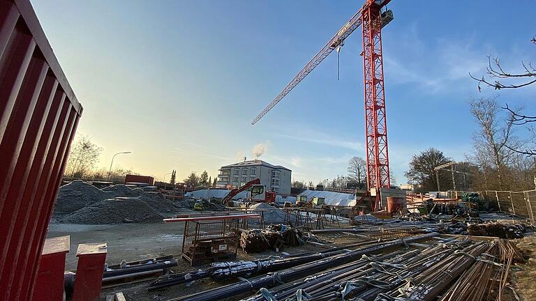 Zu Beginn der Bauarbeiten im Dezember 2022 war der Blick noch frei auf den Bestandsbau des Franziska-Streitel-Altenheims in Mellrichstadt. Zu Beginn der Bauarbeiten im Dezember 2022 war der Blick noch frei auf den Bestandsbau des Franziska-Streitel-Altenheims in Mellrichstadt.