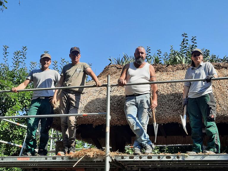 Die 'Reetdachdecker' der beiden Gartenämter. Die 'Reetdachdecker' der beiden Gartenämter.