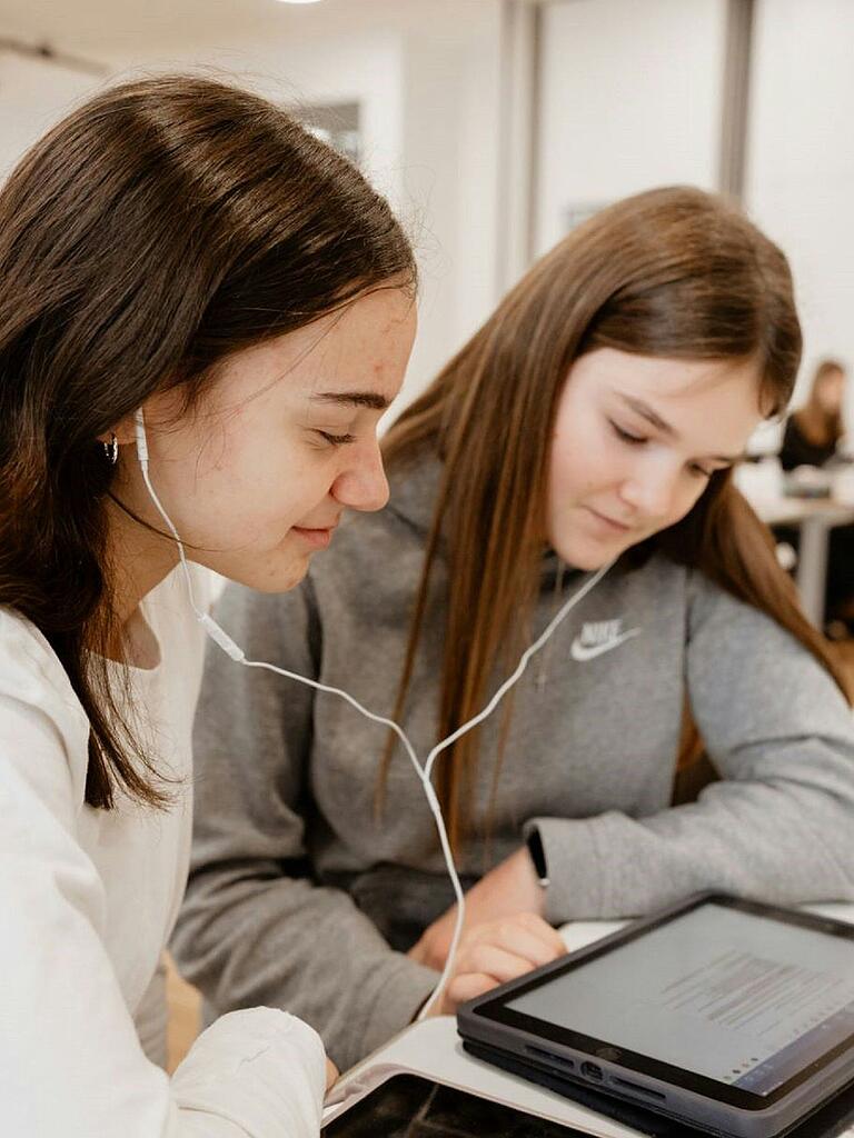 Schülerinnen beim gemeinsamen Arbeiten am Projekt.