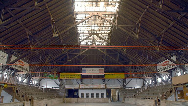 Blick in den Innenraum der Frankenhalle. Die Tribünen bieten etwa 800 Sitzplätze und 600 Stehplätze. Die Halle selbst ist mit einem Dach, das von einer stützfreien Holzkonstruktion getragen wird, gestaltet. Blick in den Innenraum der Frankenhalle. Die Tribünen bieten etwa 800 Sitzplätze und 600 Stehplätze. Die Halle selbst ist mit einem Dach, das von einer stützfreien Holzkonstruktion getragen wird, gestaltet.