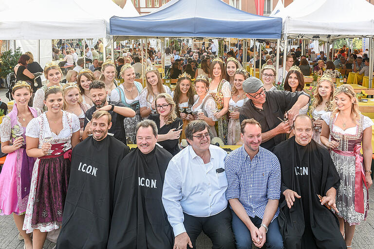 Die Festwirte und Bürgermeister Adolf Bauer lassen sich die Haare schneiden. Grund ist der Besuch der 19 Weinprizessinnen auf der Weinparade. Foto: Thomas Obermeier Die Festwirte und Bürgermeister Adolf Bauer lassen sich die Haare schneiden. Grund ist der Besuch der 19 Weinprizessinnen auf der Weinparade. Foto: Thomas Obermeier