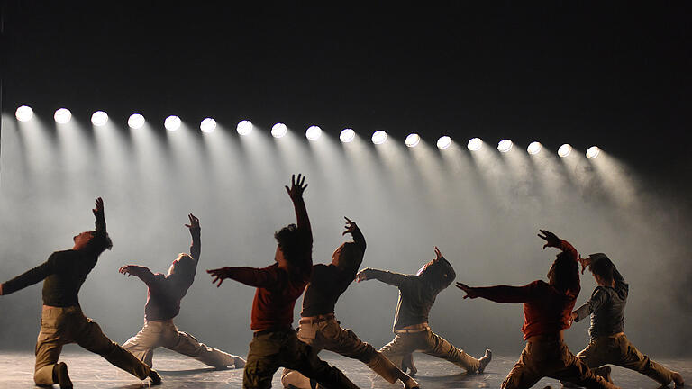 Zwei Abende gastierte die Gauthier Dance Company vom Theaterhaus Stuttgart mit 'Mega Israel' im Theater der Stadt Schweinfurt.