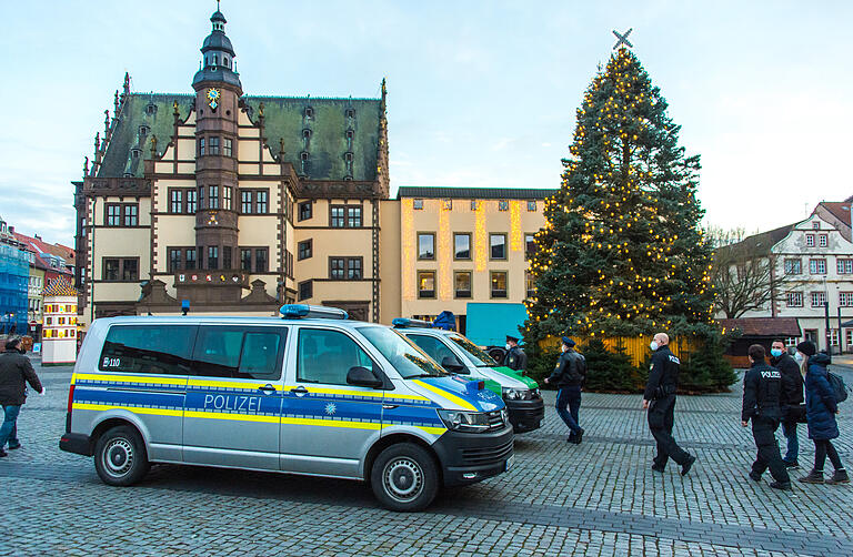 Großes Polizeiaufgebot: Zur Eindämmung der Corona-Pandemie führt die Polizei in der ersten Woche des harten Lockdowns in ganz Unterfranken verstärkte Kontrollen durch. Am Donnerstag waren die Beamten in Schweinfurt unterwegs. Großes Polizeiaufgebot: Zur Eindämmung der Corona-Pandemie führt die Polizei in der ersten Woche des harten Lockdowns in ganz Unterfranken verstärkte Kontrollen durch. Am Donnerstag waren die Beamten in Schweinfurt unterwegs.