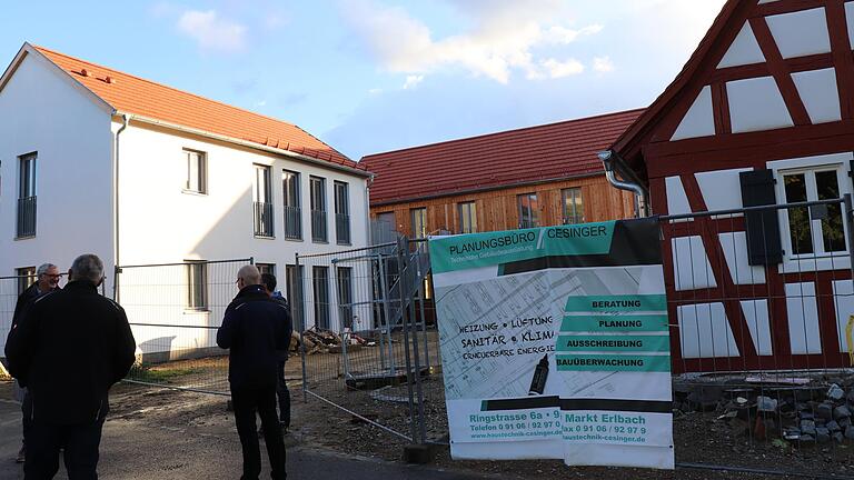 Drei Gebäude, ein Projekt: Jetzt machte sich der Iphöfer Bauausschuss ein Bild von der Baustelle im Stadtteil Nenzenheim. Drei Gebäude, ein Projekt: Jetzt machte sich der Iphöfer Bauausschuss ein Bild von der Baustelle im Stadtteil Nenzenheim.
