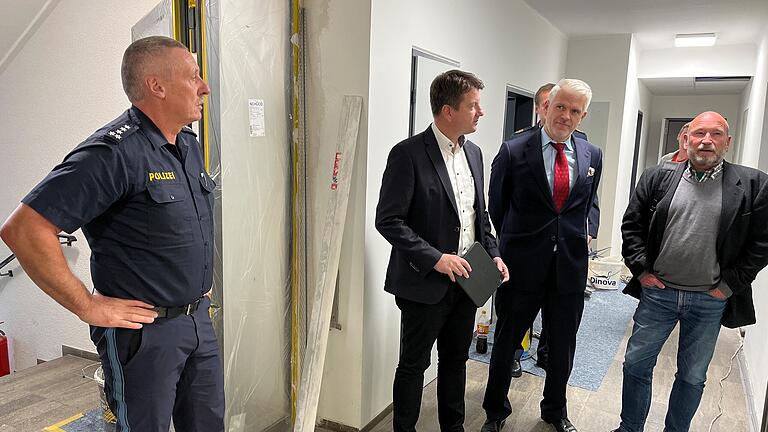 In der Polizeiinspektion Mellrichstadt, wo die Wache gerade saniert wird: (von links) Dienststellenleiter Elmar Hofmann, Sandro Kirchner, Steffen Vogel und Regierungsrat Peter Guttenbach. In der Polizeiinspektion Mellrichstadt, wo die Wache gerade saniert wird: (von links) Dienststellenleiter Elmar Hofmann, Sandro Kirchner, Steffen Vogel und Regierungsrat Peter Guttenbach.