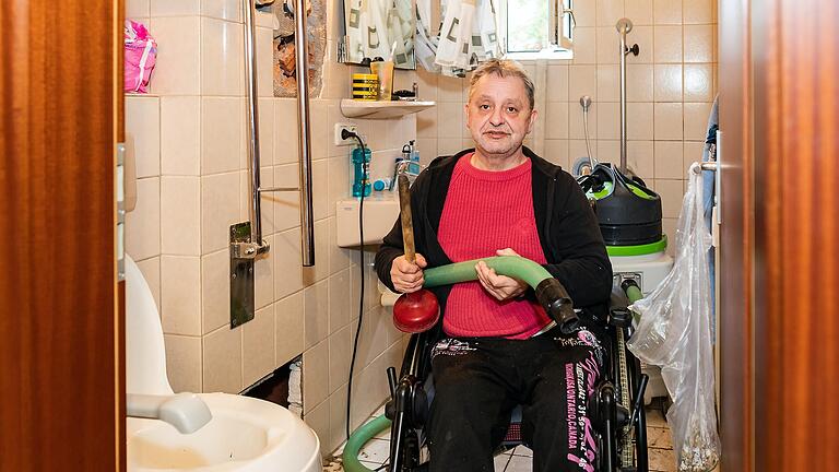Laut Mieter Karl-Heinz 'Kalle' Klein sprudelt seit Wochen Abwasser in seine Dawonia-Wohnung im Würzburger Stadtteil Grombühl. Den Kontakt mit der Dawonia beschreibt er als wenig hilfreich. Laut Mieter Karl-Heinz 'Kalle' Klein sprudelt seit Wochen Abwasser in seine Dawonia-Wohnung im Würzburger Stadtteil Grombühl. Den Kontakt mit der Dawonia beschreibt er als wenig hilfreich.