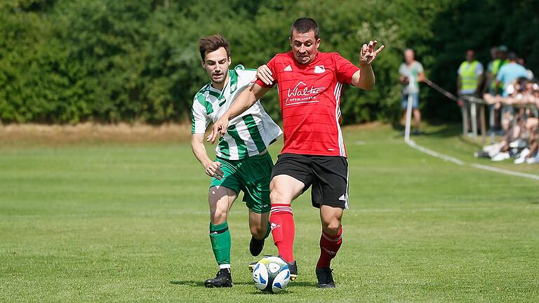 Birkenfelds Christian Eckert (rechts) behauptet im Rückspiel der zweiten Relegationsrunde den Ball vor Kürnachs Konstantin Frey. Birkenfelds Christian Eckert (rechts) behauptet im Rückspiel der zweiten Relegationsrunde den Ball vor Kürnachs Konstantin Frey.