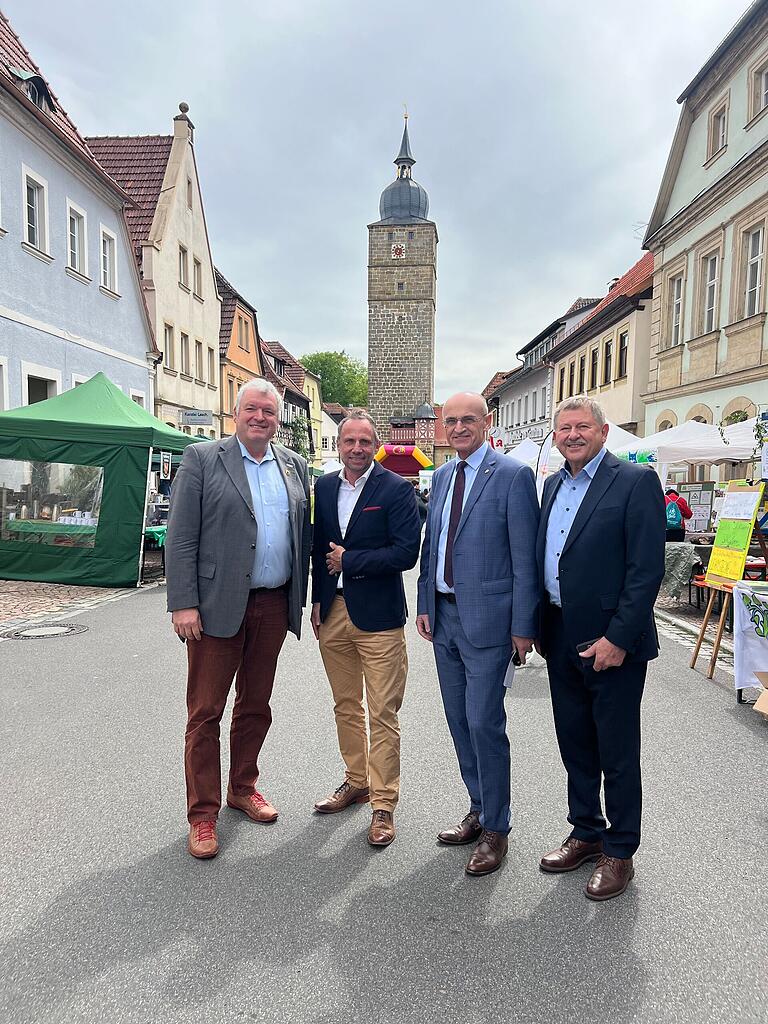 Geburtstagsgäste (von links): Eberns Bürgermeister Jürgen Hennemann, Staatsminister Thorsten Glauber, Landrat Wilhelm Schneider und Heinrich Schmidt, Vorsitzender des bayerischen Naturparkverbandes.