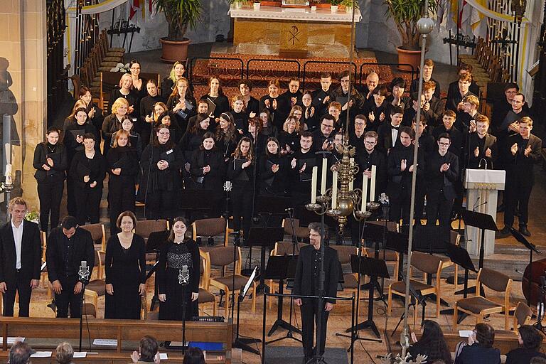 Unter ihrem Chorleiter Christian Meyer begeisterten Schülerinnen und Schüler der Berufsfachschule für Musik Bad Königshofen, gemeinsam mit den Solisten erena Hart (Sopran), Anne Greiling (Alt), Daniel Schmid (Tenor) und Valentin Löbens (Bass)