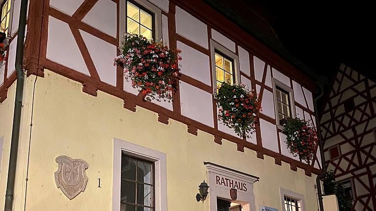 Zu später Stunde wurden die Themen besprochen, die die Gemeinde Eisenheim aktuell betreffen. Zu später Stunde wurden die Themen besprochen, die die Gemeinde Eisenheim aktuell betreffen.