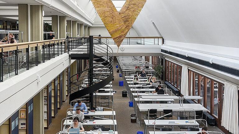 Für viele Studierende ist die Uni-Bibliothek ein wichtiger Lernort und nicht nur Ausleihstelle.