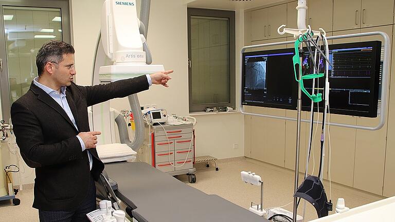 Der Kardiologe Dr. Abed Sallem erklärt die Geräte im Herzkatheter-Labor in der Klinik Kitzinger Land. Der Kardiologe Dr. Abed Sallem erklärt die Geräte im Herzkatheter-Labor in der Klinik Kitzinger Land.