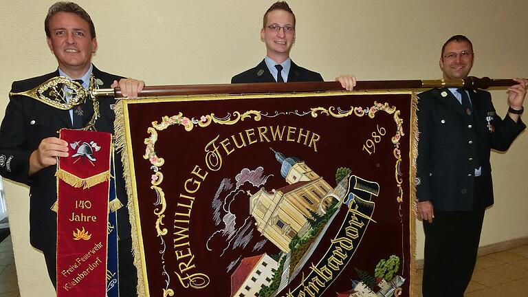 Die renovierte Vorzeige-Fahne der Feuerwehr Kleinbardorf bei der Vorstellung von links: Kommandant André Storath, Oliver Rümmler und stellvertretender Kommandant Rainer Weisensee. Die renovierte Vorzeige-Fahne der Feuerwehr Kleinbardorf bei der Vorstellung von links: Kommandant André Storath, Oliver Rümmler und stellvertretender Kommandant Rainer Weisensee.
