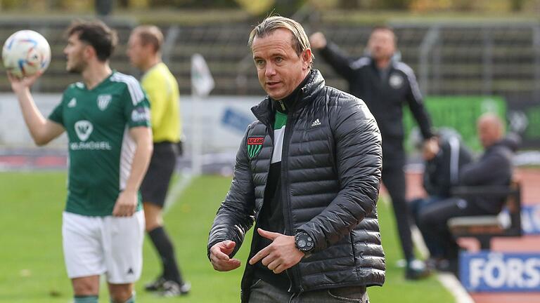 Trainer Marc Reitmaier (FC 05 Schweinfurt) hofft auf einen Sieg seiner Mannschaft gegen den FV Illertissen. Trainer Marc Reitmaier (FC 05 Schweinfurt) hofft auf einen Sieg seiner Mannschaft gegen den FV Illertissen.