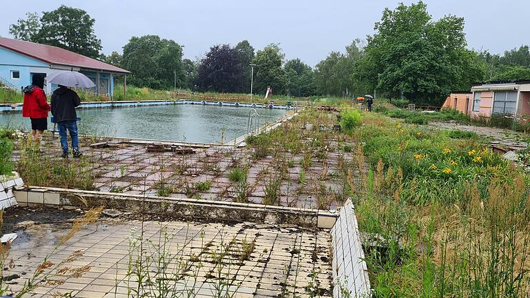 Noch ähnelt es einem 'Lost Place': Das Volkacher Freibad steht vor seiner Sanierung, die nach langer Vorbereitung im Hintergrund nun vor Ort mit einer Freibad-Abriss-Party startete. Noch ähnelt es einem 'Lost Place': Das Volkacher Freibad steht vor seiner Sanierung, die nach langer Vorbereitung im Hintergrund nun vor Ort mit einer Freibad-Abriss-Party startete.