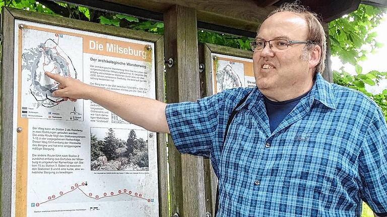 Fuldas Stadt- und Kreisarchäologe Dr. Frank Verse erläutert die archäologischen Ausgrabungen an der Milseburg.