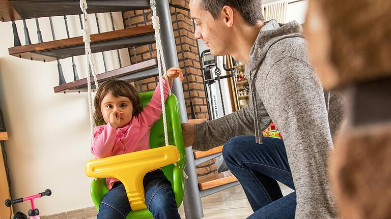 Die Kinder sollen jetzt wieder zu Hause bleiben. Wer als berufstätiger Elternteil für die Betreuung eingespannt ist, hat laut Familienministerium Anspruch auf Entschädigung. Die Kinder sollen jetzt wieder zu Hause bleiben. Wer als berufstätiger Elternteil für die Betreuung eingespannt ist, hat laut Familienministerium Anspruch auf Entschädigung. 