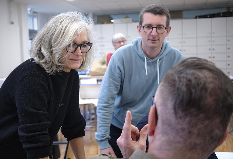 Schulleiterin Maria Eirich und Lehrer Michael Schuster diskutieren mit Kollegen aus dem Team für Digitales am Regiomontanus-Gymnasium über die Verwendung von KIs. Schulleiterin Maria Eirich und Lehrer Michael Schuster diskutieren mit Kollegen aus dem Team für Digitales am Regiomontanus-Gymnasium über die Verwendung von KIs.