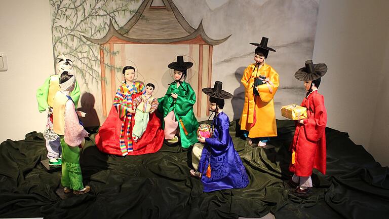 Noch bis 7. Januar ist die Krippenausstellung in der Kirchhofschule in der Kirchenburg geöffnet. Besonders ins Auge sticht eine Darstellung aus Korea. Die Figuren sind in landestypische, bunte Trachten gekleidet. Noch bis 7. Januar ist die Krippenausstellung in der Kirchhofschule in der Kirchenburg geöffnet. Besonders ins Auge sticht eine Darstellung aus Korea. Die Figuren sind in landestypische, bunte Trachten gekleidet.