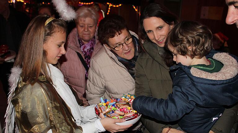 Weihnachtsengel verteilten Süßigkeiten an die Besucher der Veranstaltung