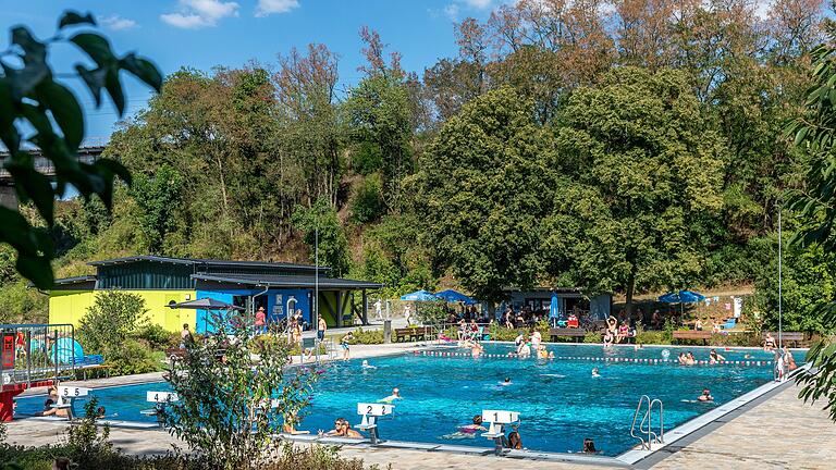 Das Terrassenbad in Markt Einersheim hat grundsätzlich bei schönem Wetter und Außentemperaturen von 22 Grad geöffnet.&nbsp;