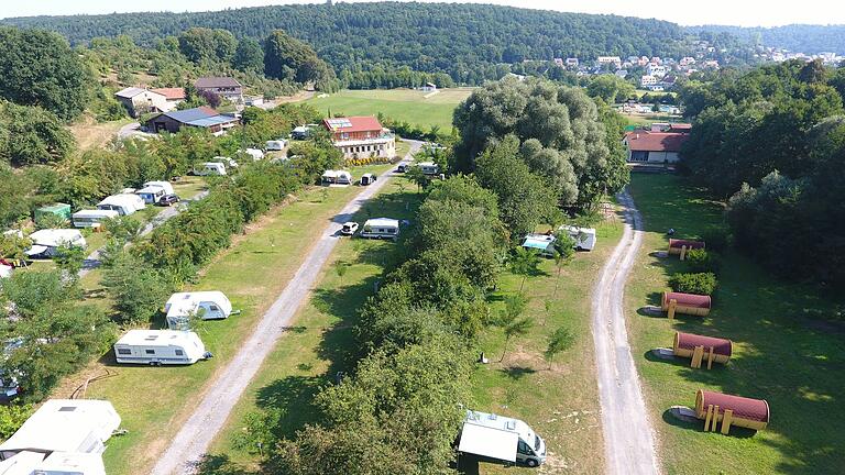 Auf dem Campingplatz Weihersee bei Ebrach kann man auch in Schlaffässern (rechts) übernachten. Auf dem Campingplatz Weihersee bei Ebrach kann man auch in Schlaffässern (rechts) übernachten. 