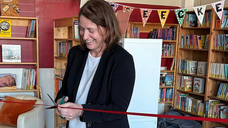 Petra Gerhard, Rektorin der Mittelschule Gemünden, schneidet das Band durch. Petra Gerhard, Rektorin der Mittelschule Gemünden, schneidet das Band durch.