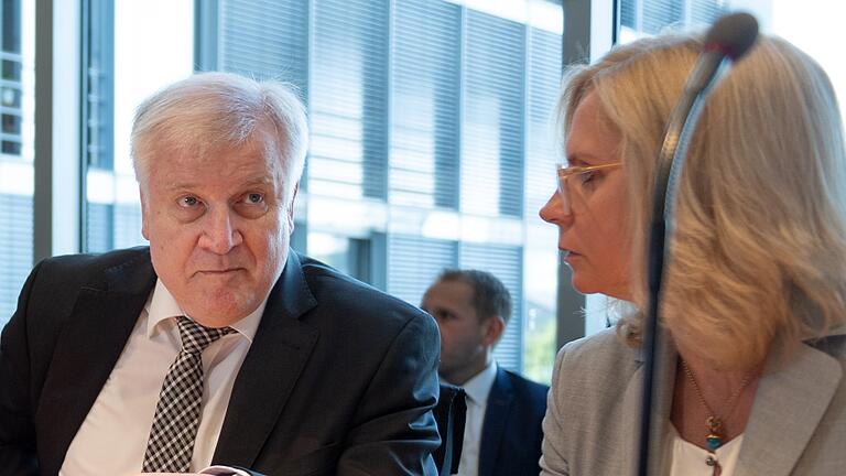 Die CSU-Politikerin Andrea Lindholz (CSU) und Bundesinnenminister Horst Seehofer (CSU) am Mittwoch zu Beginn der Sitzung des Innenausschusses des Bundestags. Die CSU-Politikerin Andrea Lindholz (CSU) und Bundesinnenminister Horst Seehofer (CSU) am Mittwoch zu Beginn der Sitzung des Innenausschusses des Bundestags.