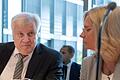 Die CSU-Politikerin Andrea Lindholz (CSU) und Bundesinnenminister Horst Seehofer (CSU) am Mittwoch zu Beginn der Sitzung des Innenausschusses des Bundestags.