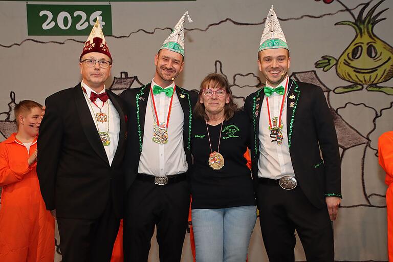 Mit dem Sessionsorden des Fastnacht-Verband Franken honorierte FVF-Beiratsmitglied Marco Herbert (links) das langjährige Engagement von Trainerin Margit Schwab (2.v.r.) und Technik-Spezialist Alexander Kuhn (nicht im Bild). Für Faschingsfreunde Greußenheim bedankten sich die Sitzungspräsidenten Dominik Kriener (2.v.l.) und Johannes Lannig (rechts). Mit dem Sessionsorden des Fastnacht-Verband Franken honorierte FVF-Beiratsmitglied Marco Herbert (links) das langjährige Engagement von Trainerin Margit Schwab (2.v.r.) und Technik-Spezialist Alexander Kuhn (nicht im Bild). Für Faschingsfreunde Greußenheim bedankten sich die Sitzungspräsidenten Dominik Kriener (2.v.l.) und Johannes Lannig (rechts).