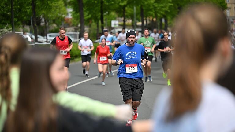 34. Residenzlauf Würzburg       -  Zahlreiche Läuferinnen und Läufer nehmen am Sonntag (28.04.24) beim 34. Residenzlauf in Würzburg am Fit und Fun Lauf teil. Insgesamt haben 2024 fast 9000 Menschen am Residenzlauf teilgenommen.