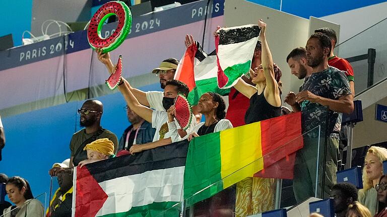 Paris 2024 - Mali - Israel - Während der Partie der israelischen Fußballer gegen Mali waren auf der Tribüne auch Palästina-Fahnen zu sehen. Paris 2024 - Mali - Israel - Während der Partie der israelischen Fußballer gegen Mali waren auf der Tribüne auch Palästina-Fahnen zu sehen.