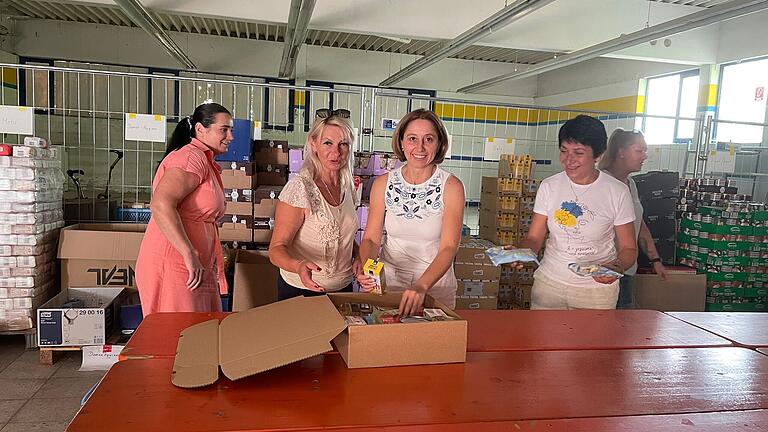 Eine Gruppe ukrainischer Frauen packt regelmäßig Care-Pakete im ehemaligen Edeka in Arnstein. Eine Gruppe ukrainischer Frauen packt regelmäßig Care-Pakete im ehemaligen Edeka in Arnstein.