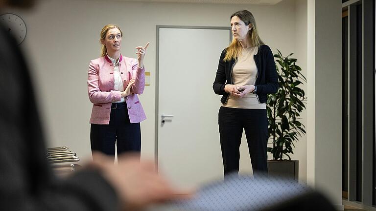 Rund 40 Interessierte besuchten die Informationsveranstaltung im Skyline Hill Center, zu der Bürgermeisterin und Schulreferentin Judith Roth-Jörg (links) und Fachbereichsleiterin Daniela Schuster eingeladen hatten. Rund 40 Interessierte besuchten die Informationsveranstaltung im Skyline Hill Center, zu der Bürgermeisterin und Schulreferentin Judith Roth-Jörg (links) und Fachbereichsleiterin Daniela Schuster eingeladen hatten. 