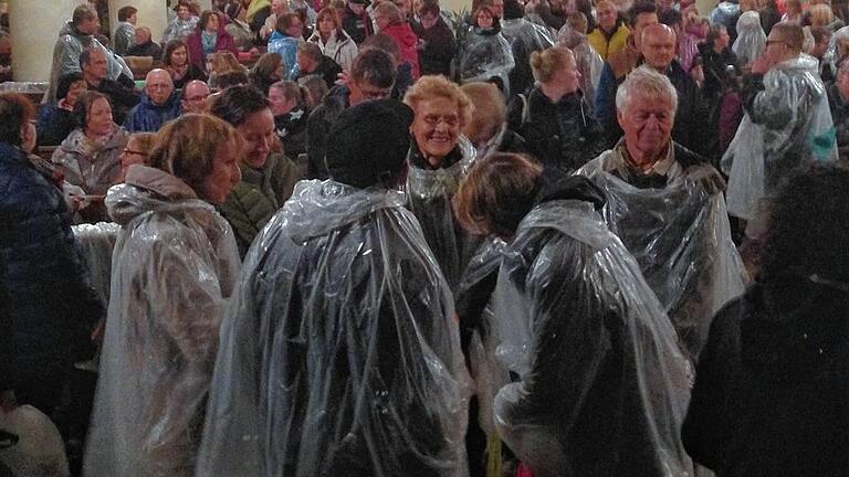 Im Kirchenasyl: Trotz Regenponchos hielt es die Zuschauer beim Open-Air-Theater wegen eines Platzregens nicht mehr auf den Sitzen: Sie flüchteten in den Steigerwalddom und erwärmten sich dort an den Lagerfeuer-Songs von Scotty Riggins.