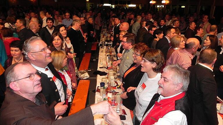 Beim Kreuzberg-Lied nach dem Politiker-Derbläggn schunkeln alle kräftig mit: Fredi Breunig alias Bruder Elisäus, Innenminister Joachim Herrmann, MdB Manuela Rottmann, die künftige Staatsministerin Dorothee Bär (von links) sowie (von rechts) Mathias Mangold vom Heimatverein Burglauer mit Claudia und Barbara Stamm sowie Innenstaatssekretär Gerhard Eck.