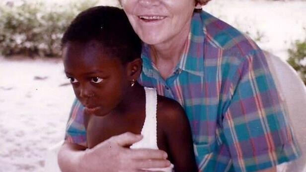 Missionsärztin Dr. Gabriele Köthe 1985 mit einem Kind in Eikwe in Ghana, wo sie 34 Jahre lang ein Hospital leitete.