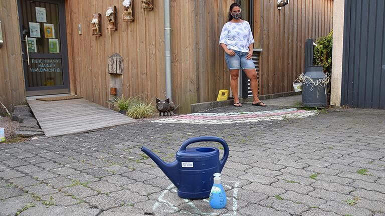 Auf dem Gehweg vor ihrem Haus warten Gießkanne und Seife auf die Kinder, bevor sie Tagesmutter Mareike Schmitt in Empfang nehmen darf. Auf dem Gehweg vor ihrem Haus warten Gießkanne und Seife auf die Kinder, bevor sie Tagesmutter Mareike Schmitt in Empfang nehmen darf.