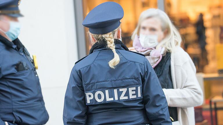 Wer demnächst bei einer Polizeikontrolle im ÖPNV mit einer Alltagsmaske kontrolliert wird, muss unter Umständen mit einem Bußgeld rechnen. Wer demnächst bei einer Polizeikontrolle im ÖPNV mit einer Alltagsmaske kontrolliert wird, muss unter Umständen mit einem Bußgeld rechnen. 