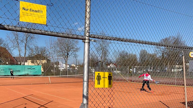 Mit dem Herrichten der Tennisplätze wurden auch die Schilder zur aktuellen Situation angebracht.